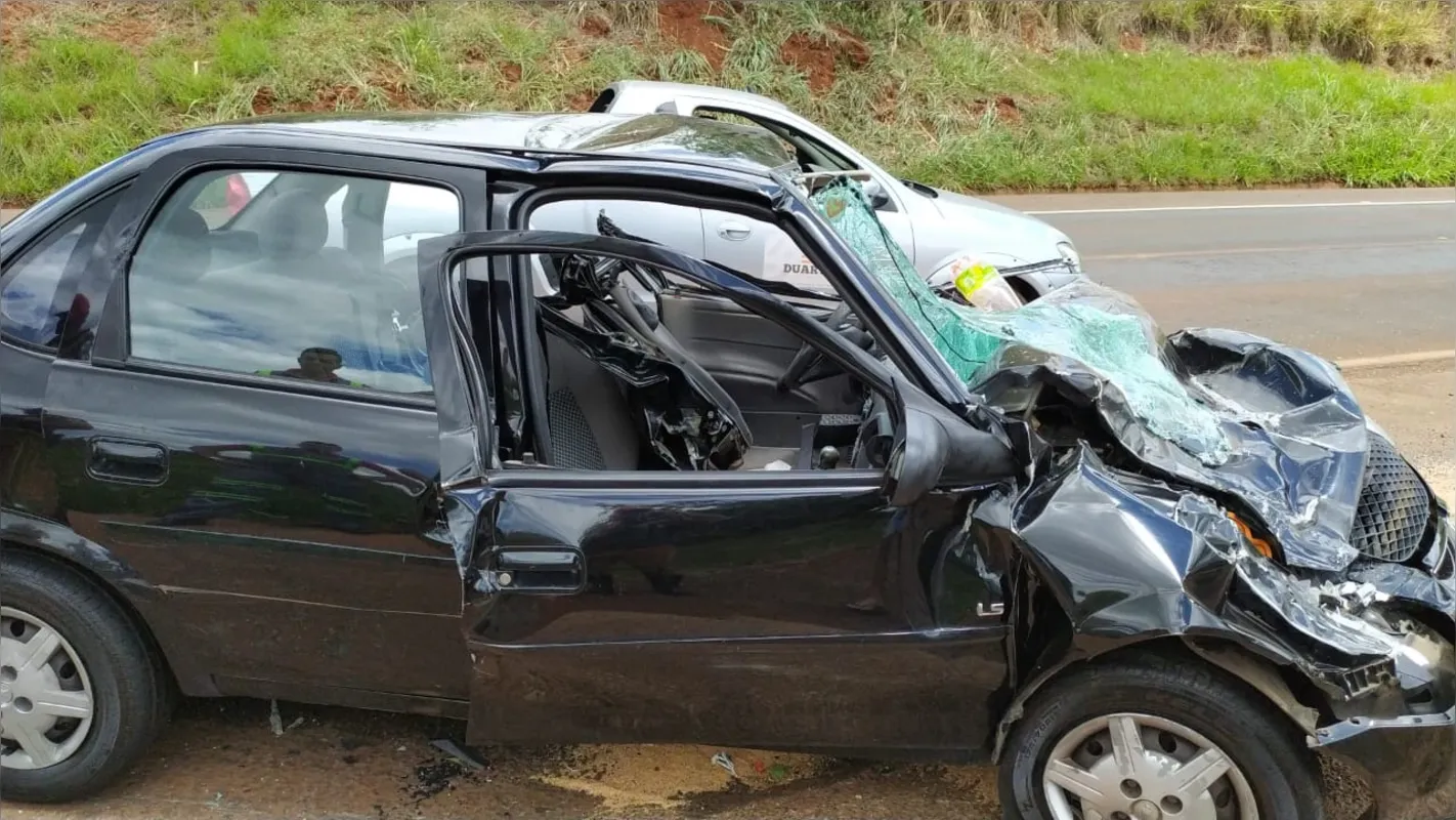 Segundo PRE, carro bateu na traseira de caminhão