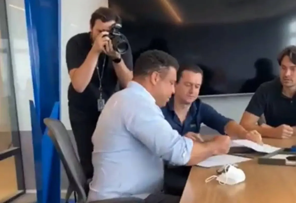 Imagem ilustrativa da imagem Ronaldo tem burocracia e dívidas como primeiros passos na gestão do Cruzeiro