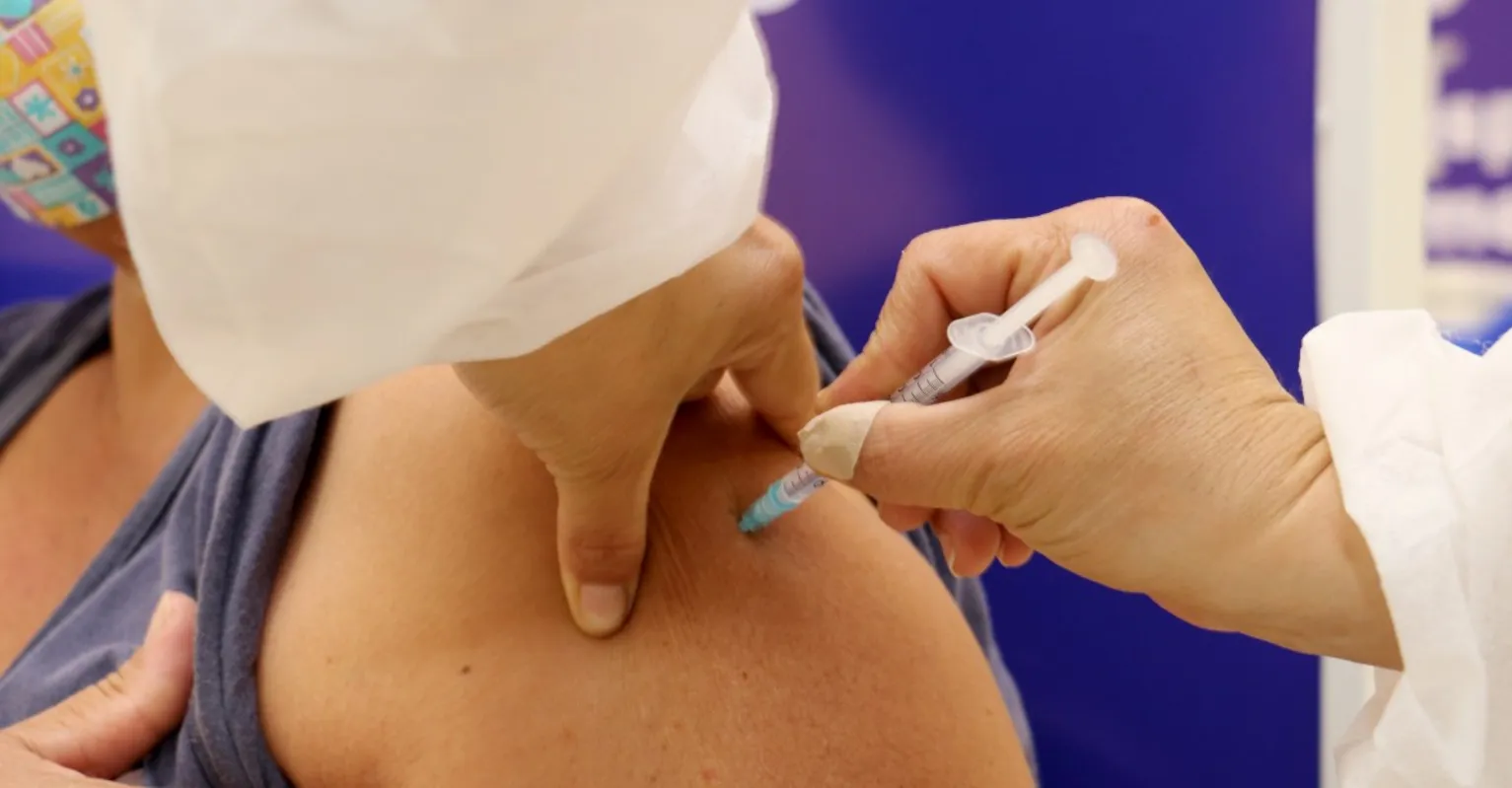 Imagem ilustrativa da imagem Saúde reduz para 21 dias intervalo entre as duas doses da Pfizer