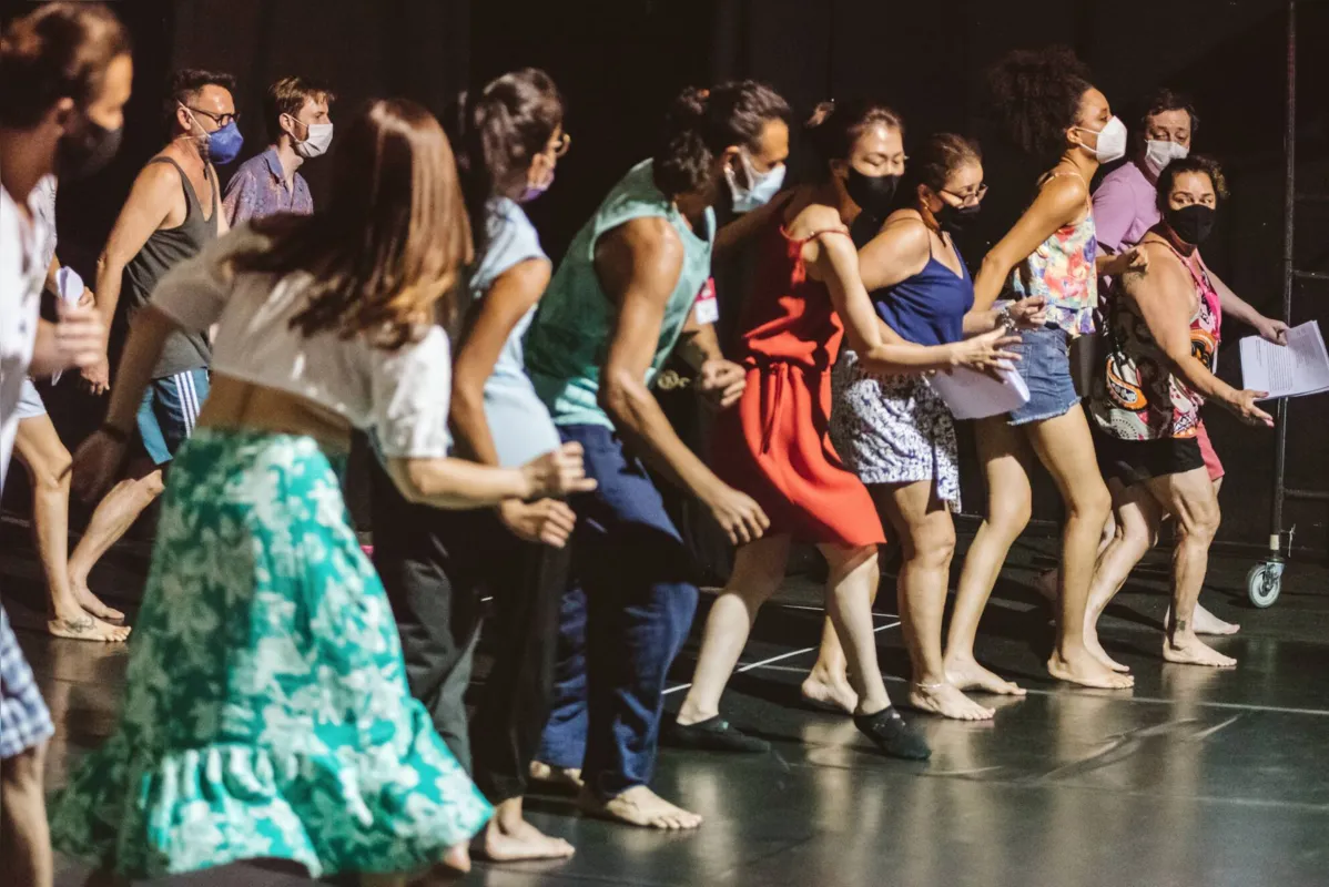 "Sedentos": performance dirigida pelo italiano Mario Biagini se adapta às circunstâncias dos locais onde é apresentada e, com um elenco multicultural, forma uma comunidade transitória