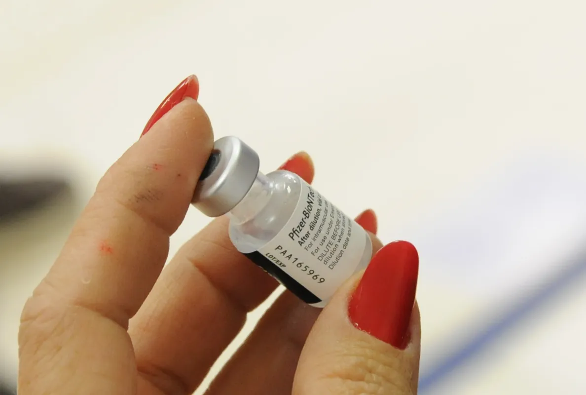 Imagem ilustrativa da imagem Sem doses garantidas, Anvisa vai aprovar vacina a partir de 5 anos