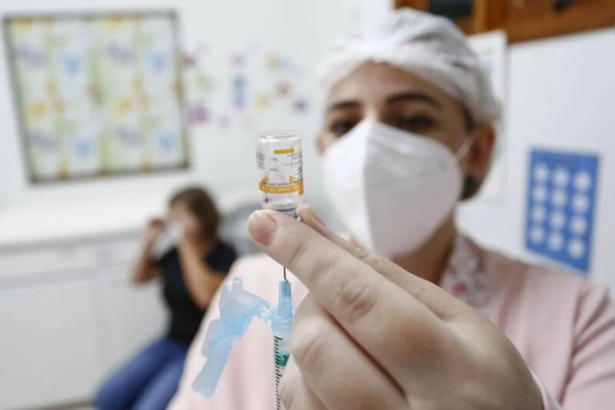 Até o momento foram distribuídas 19.641.245 doses e aplicadas 17.857.761 no Paraná. 