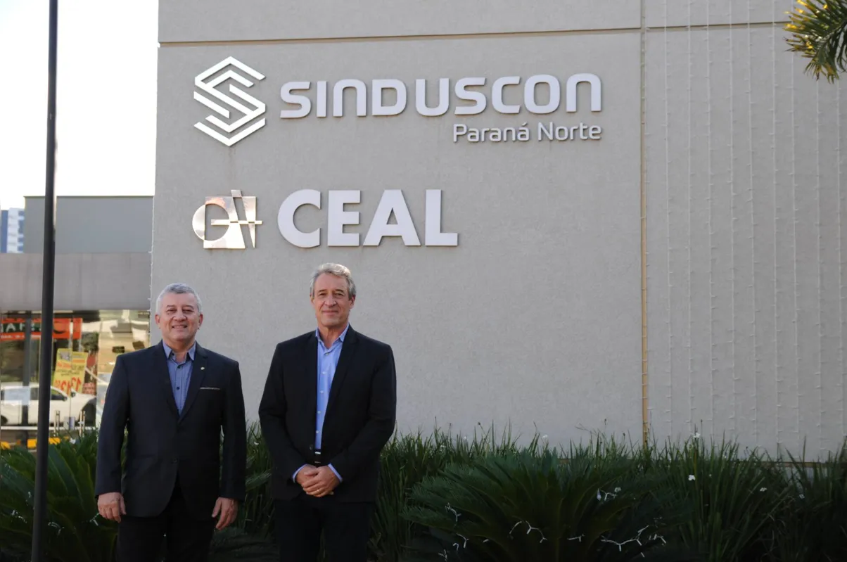 O presidente do Sinduscon, Sandro Nóbrega, e o vice-presidente Gerson Guariente JR comemoram os 35 anos da entidade: retomada econômica pós-pandemia passa pela construção civil 