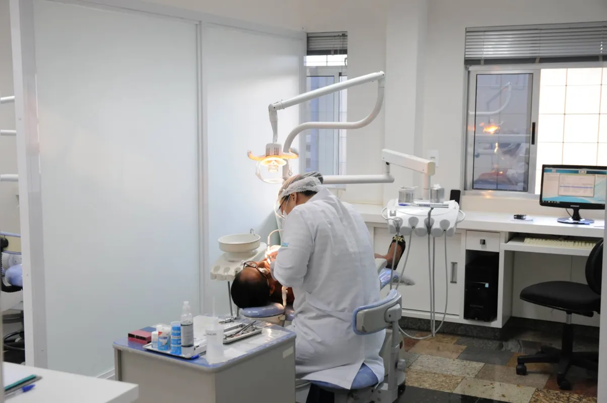 Por meio do Seconci, os  trabalhadores têm acesso a  serviços de saúde com várias especialidades médicas, como  exames laboratoriais e tratamento odontológico