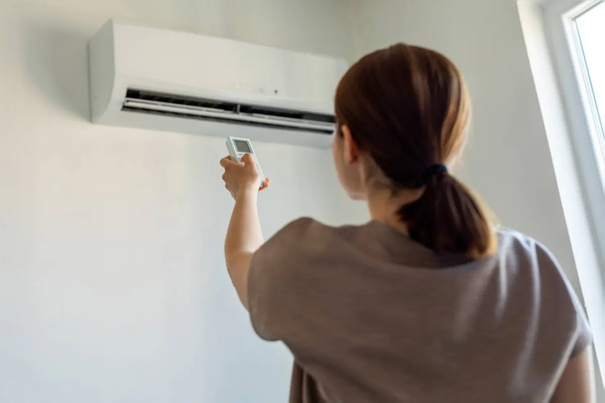 Imagem ilustrativa da imagem TÁ CALOR? Cinco hábitos simples que você pode adotar agora para economizar energia com o ar-condicionado