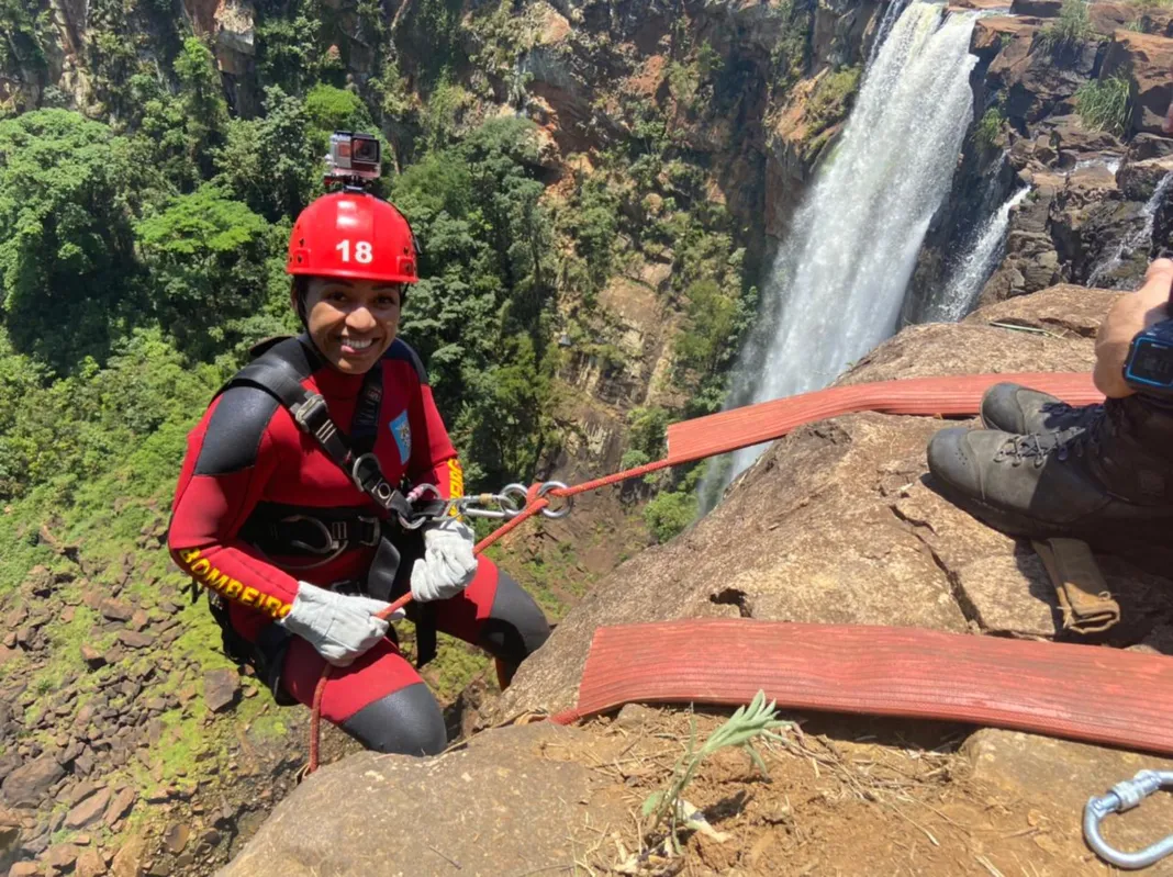 Imagem ilustrativa da imagem Tenente Luana é a primeira mulher a comandar bombeiros em Ibiporã