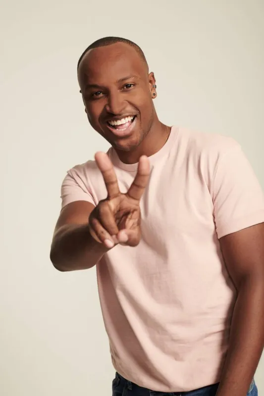 Thiaguinho traz no repertório hits da carreira solo e outras da época em que era vocalista do Exaltasamba