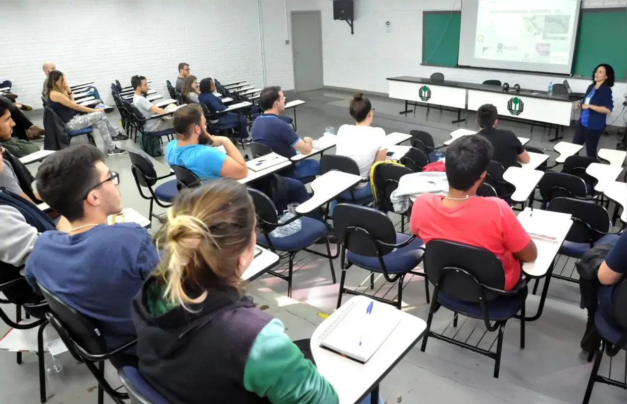 O reitor ressaltou que o retorno ocorre quando todos os estudantes de graduação e pós-graduação estão com o esquema vacinal contra a Covid-19 completo. 