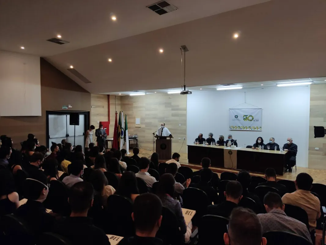O reitor da UEL, Sérgio Carvalho, defendeu a universidade pública, inclusiva e igualitária em discurso para os formandos