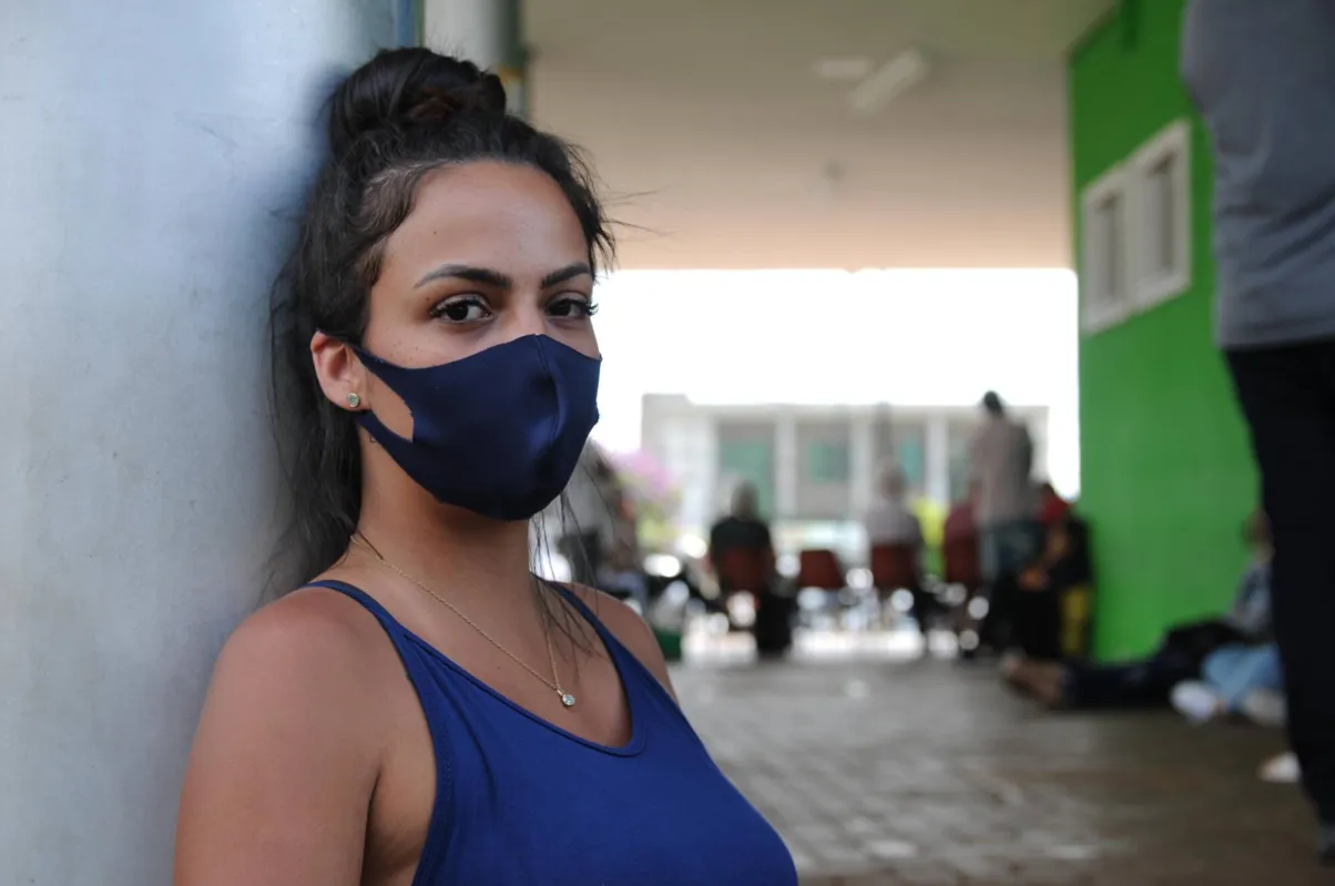  “Eu senti febre, dor de cabeça, tosse, coriza e dor no corpo. Fui fazer o teste na farmácia e deu positivo", disse a autônoma Kawane Gonçalves Andrade de Souza