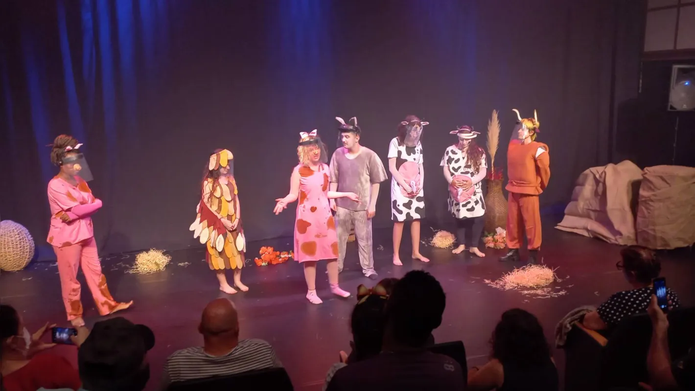 Espetáculo apresentado no Sesc Cadeião Cultural contou com símbolos da Revolução Francesa e músicas dos Beatles