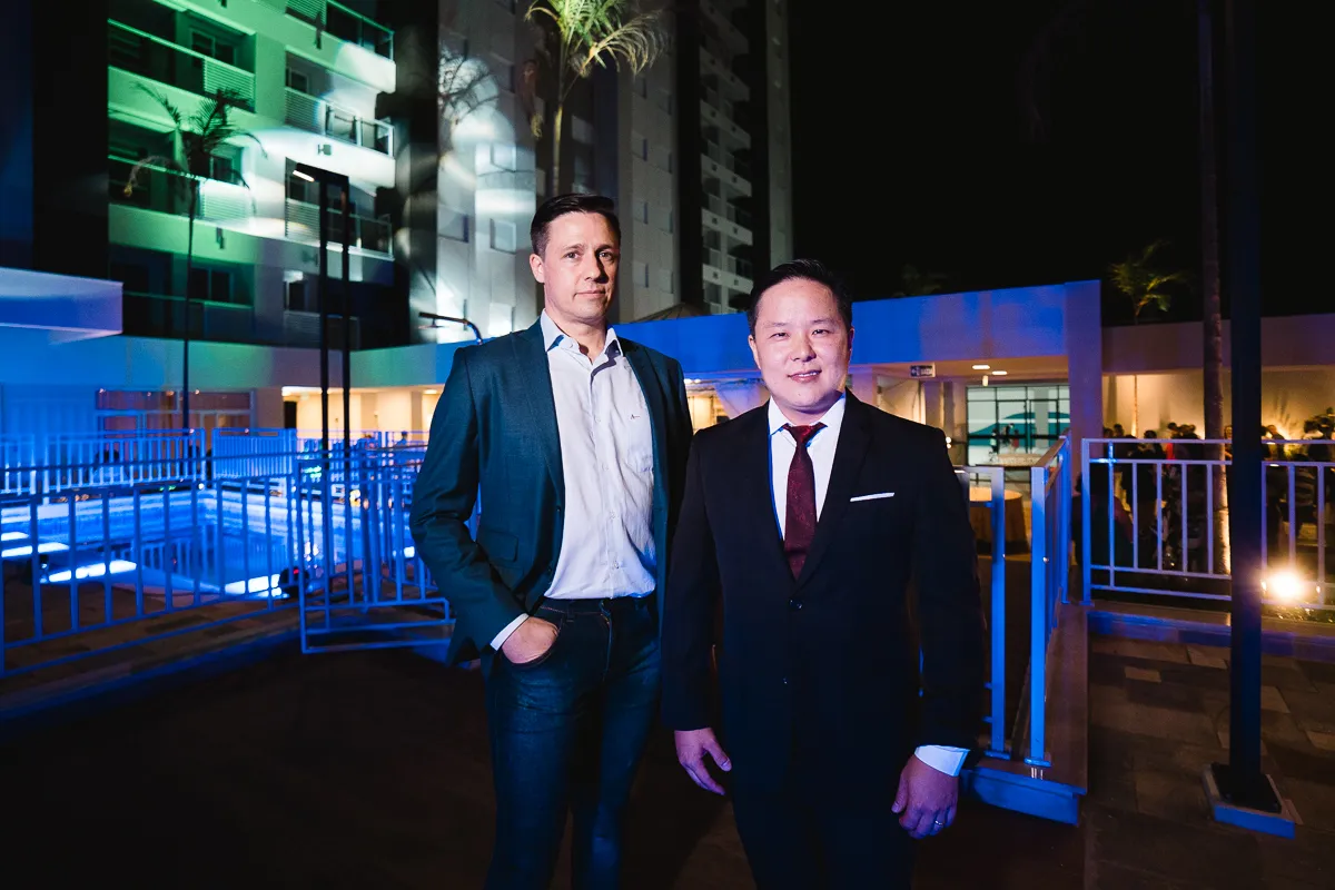 Os arquitetos Odemilson Santos e Celso Hayashida