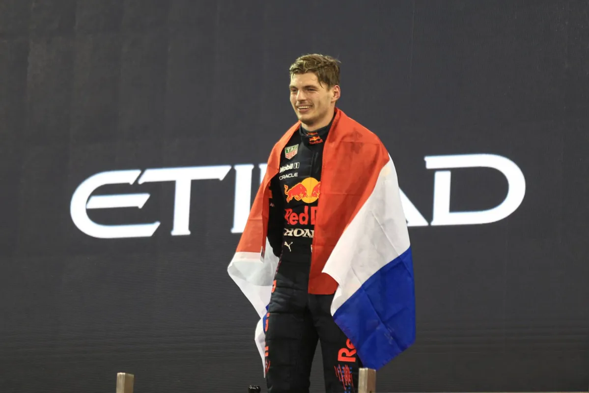 Imagem ilustrativa da imagem Verstappen passa Hamilton na última volta e conquista primeiro título na F1
