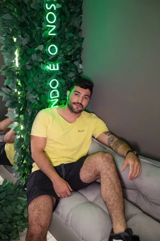 Um dos embaixadores do estilo Zua, o campeão de skate de velocidade Pedro Araújo