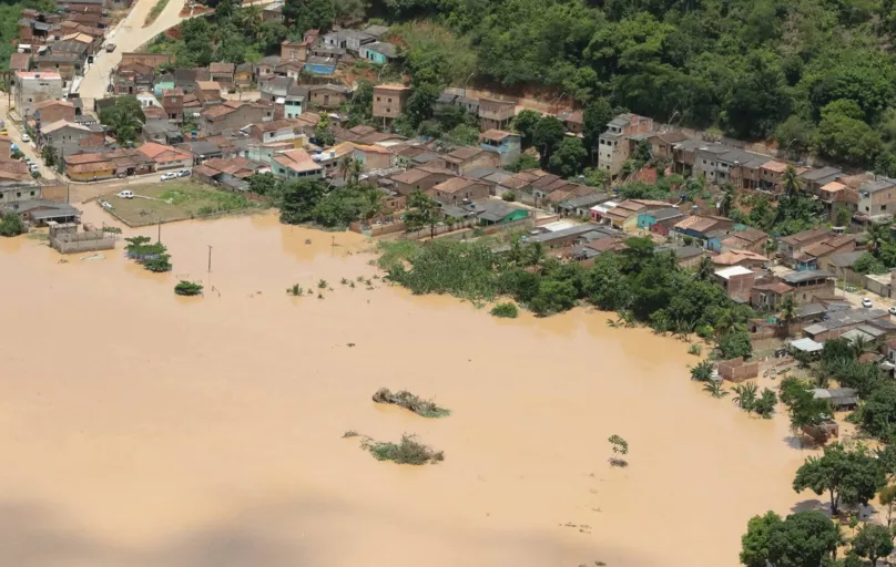 Ao todo, já foram registradas dez mortes em decorrência das enchentes e mais de 220 mil pessoas foram afetadas