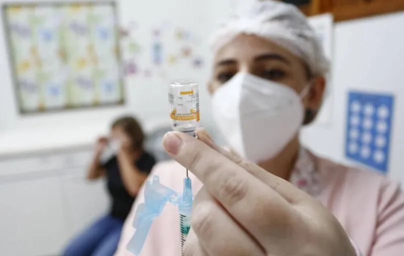 Até agora foram distribuídas 19.282.372 doses e aplicadas 17.857.761 no Paraná.