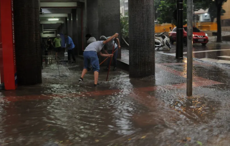 Preocupação com o clima é grande em todo País, depois de atingirem Minas Gerais e Bahia, chuvas fortes podem chegar ao sul 