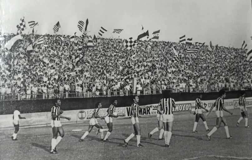 Jogadores do Grêmio de Esportes Maringá em um Willie Davids lotado, na campanha do título paranaense de 1977: novo GEM resgata escudo e as cores do tradicional Galo Guerreiro 