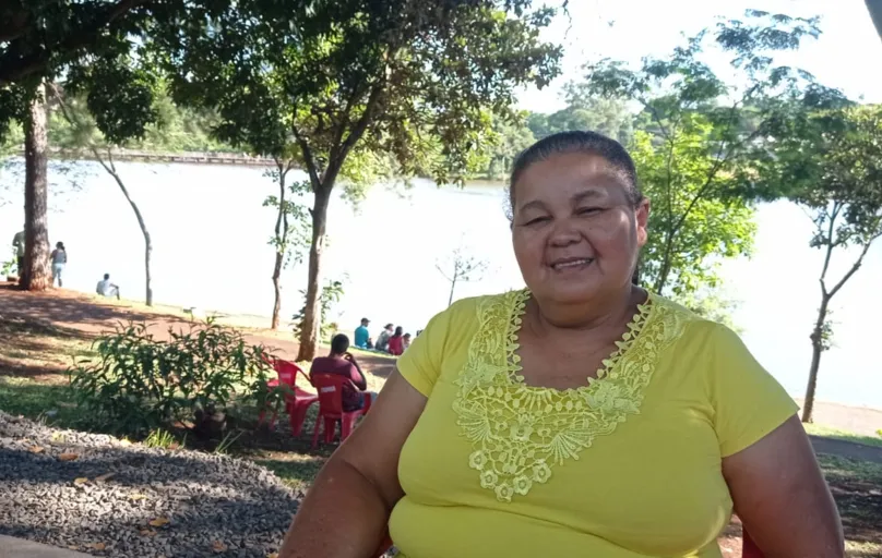 Marilene Bento da Silva, 61 anos, veio de Cambé para passar o domingo no Igapó: "Está fresquinho e muito bom"