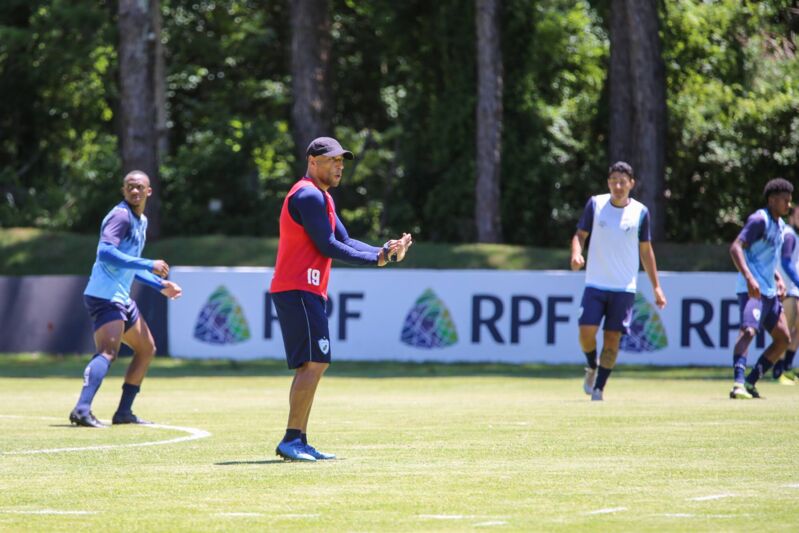 Técnico Edinho orientação o tempo sub-20 do LEC durante treino de preparação para a Copa SP