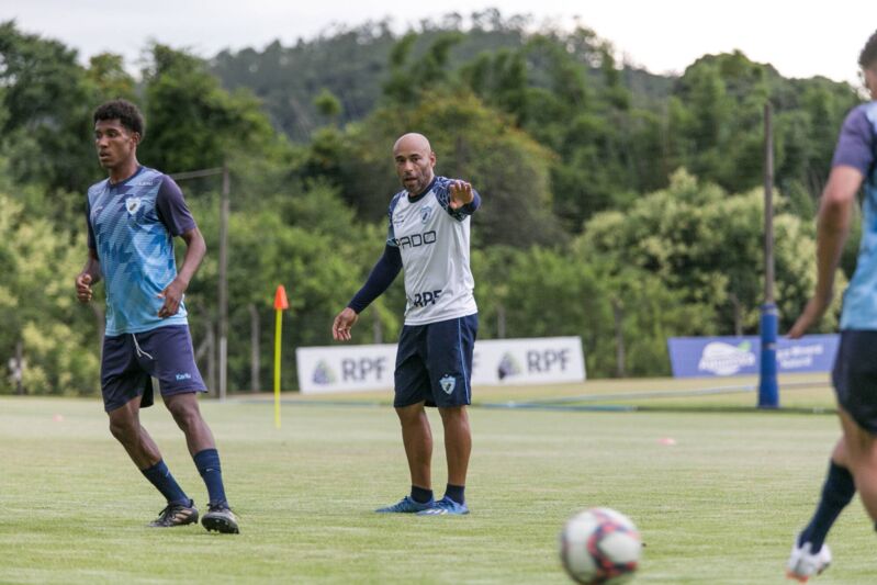 O técnico Edinho comanda o Londrina na Copa São Paulo de Futebol Júnior 