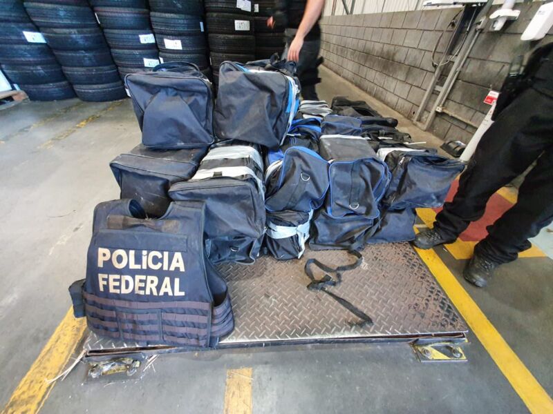 Os tabletes de cocaína estavam acondicionados em 22 bolsas e a suspeita é a de que o material seria encaminhado para a Argélia. 