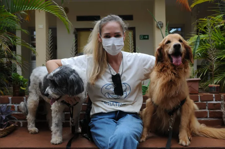 Carol Thomaz Aquino, tutora:  "O cachorro não faz distinção de gente, em qualquer lugar"