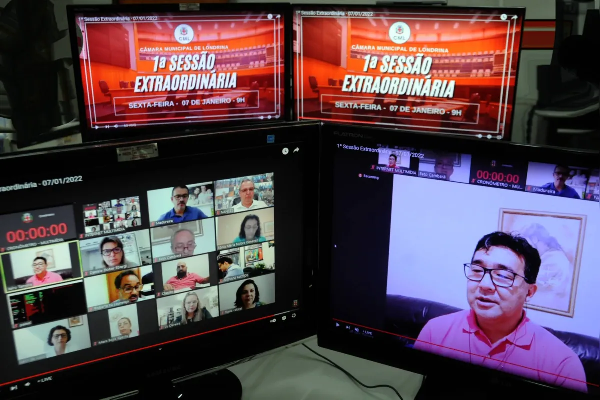 A Câmara de Londrina realizou nesta sexta (7) a 1ª sessão extraordinária remota de 2022 para deliberar sobre o projeto de lei nº 4/2022, que altera a tarifa do transporte coletivo público na cidade. No destaque o vereador presidente do Legislativo Jairo Tamura.
