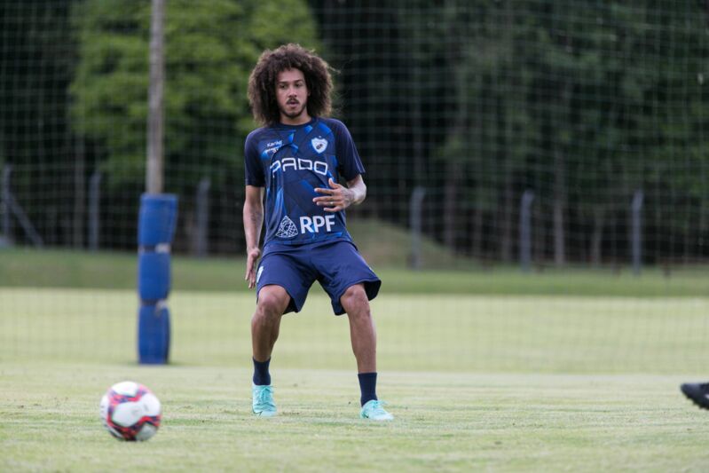 Douglas Lima chega com a missão de brigar pela camisa 10 do Tubarão em 2022