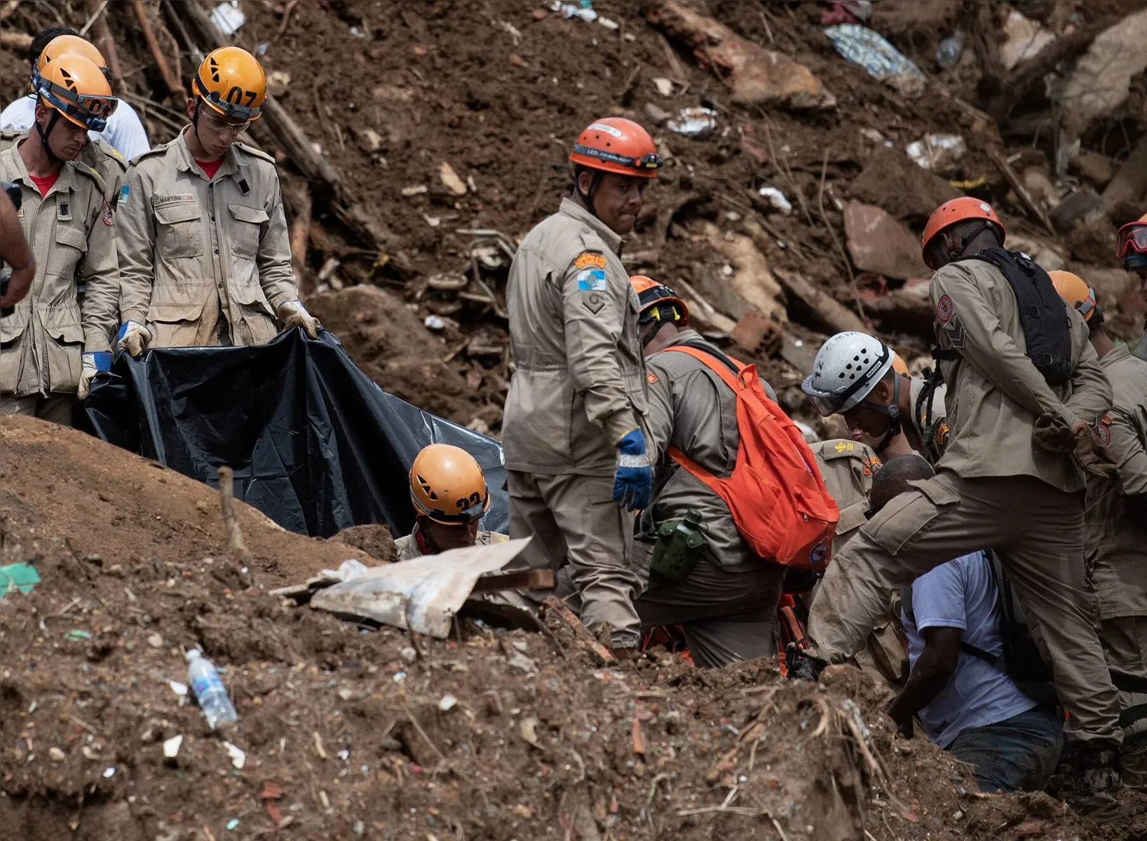 Bombeiros procuram por sobreviventes em áreas de deslizamentos em Petrópolis-RJ (18-02-2022)