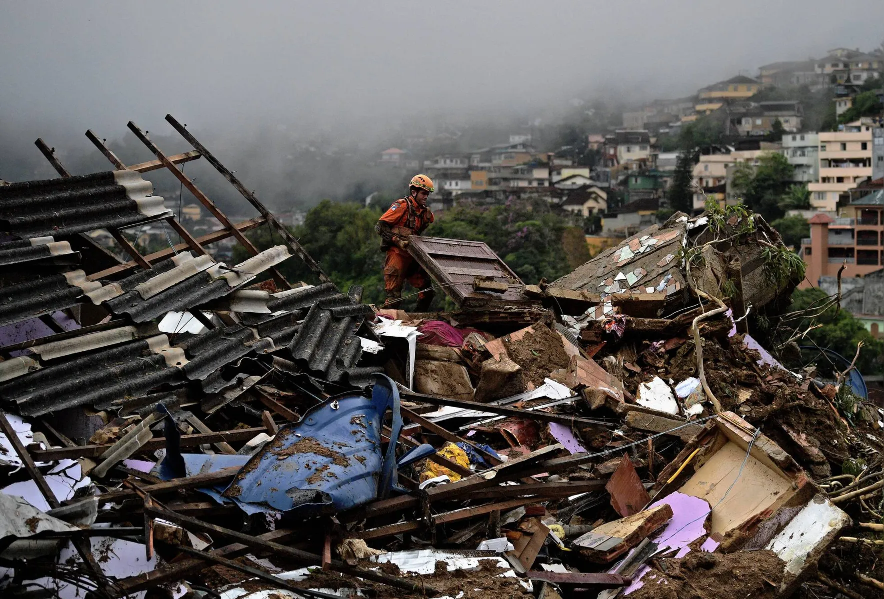Bombeiros procuram por sobreviventes nos escombros. (Petrópolis-RJ/ 16-02-2022)
