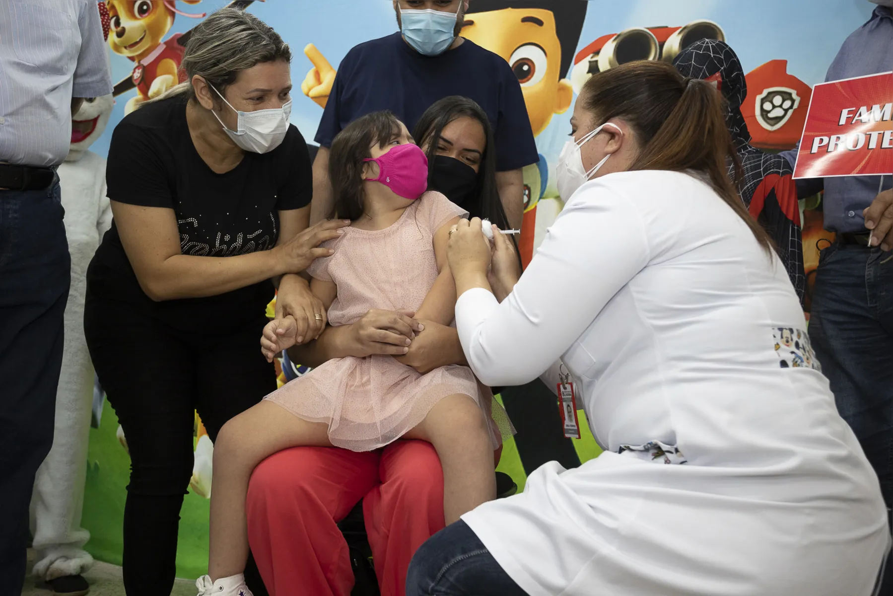 Amanda Renata da Silva levou a filha Ana Laura, de 6 anos, para receber o imunizante