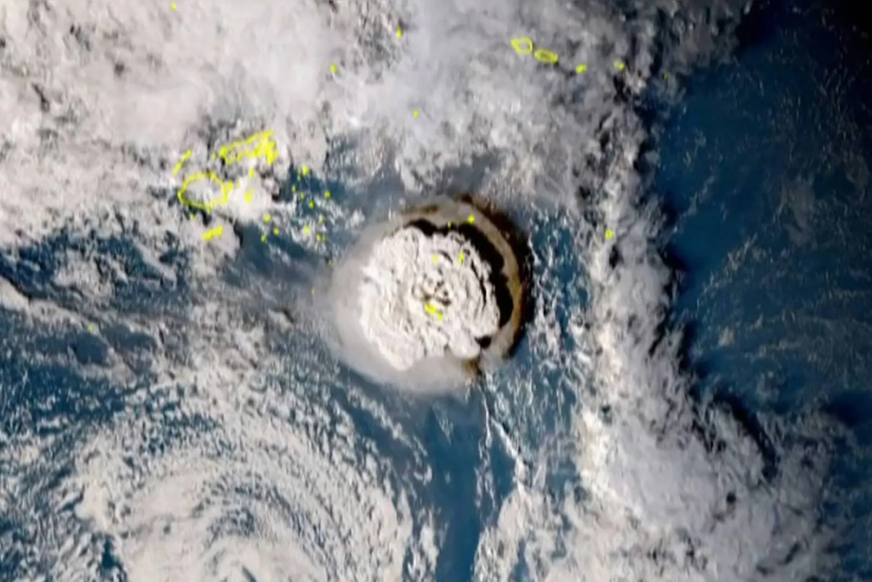 Imagens feitas pelo satélite Himawari-8 do Japão e divulgadas pelo Instituto Nacional de Tecnologia da Informação e Comunicações (Japão) em 15 de janeiro de 2022 mostra a erupção vulcânica que provocou um tsunami em Tonga. A erupção foi tão intensa que foi ouvida como "sons altos de trovão" em Fiji, a mais de 800 quilômetros (500 milhas) de distância.