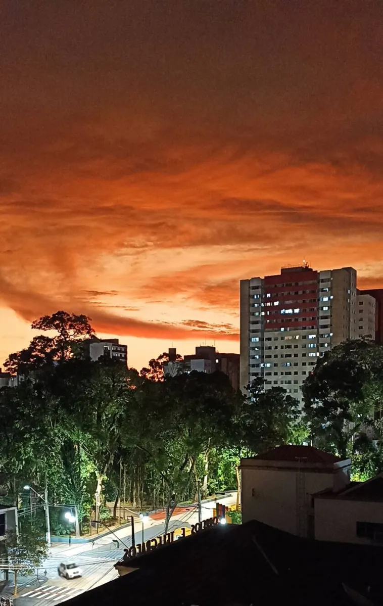 Aquarela em tons poéticos pintam o céu do centro de Londrina