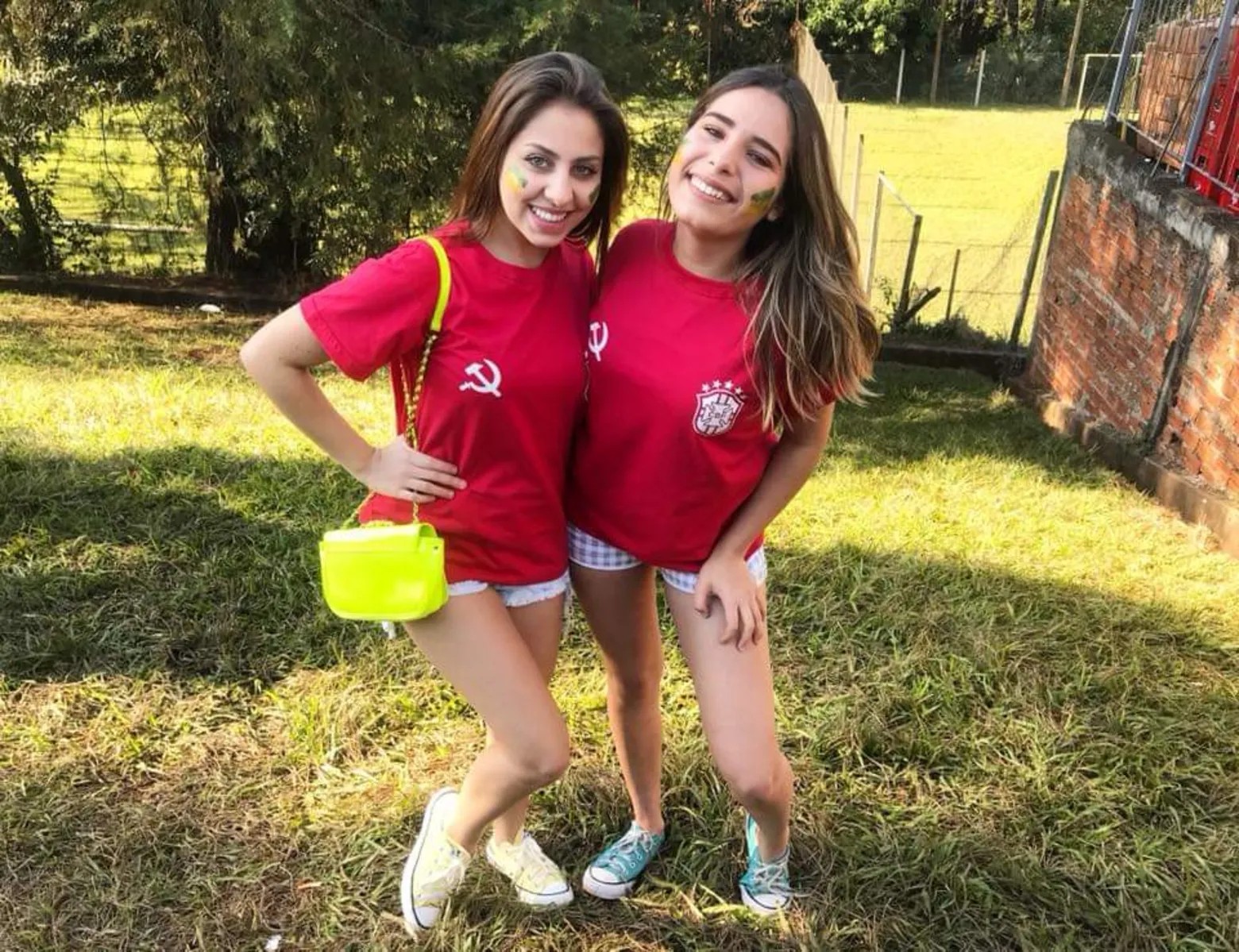 Gabriela Fernandes à esquerda e Laís Magalhães, vestiam camisetas personalizadas da Seleção Brasileira na copa de 2018 e pretendem utilizá-las novamente este ano