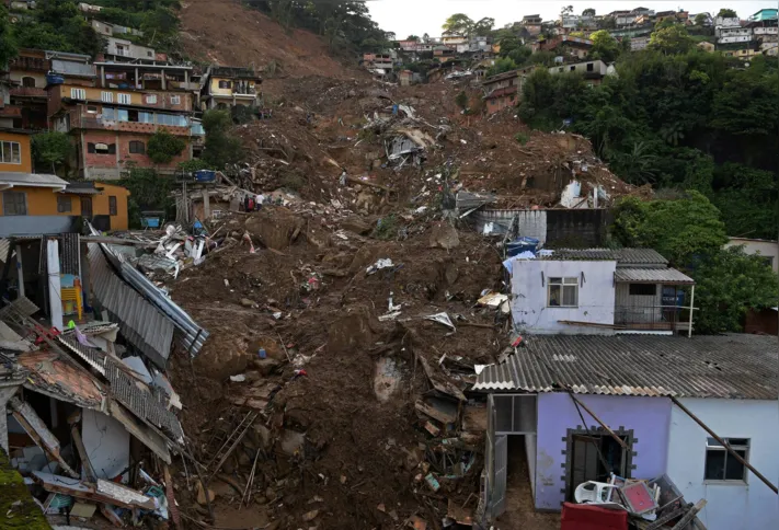 Vista de bairro após deslizamento de terras (Petrópolis-RJ/ 17-02-2022)