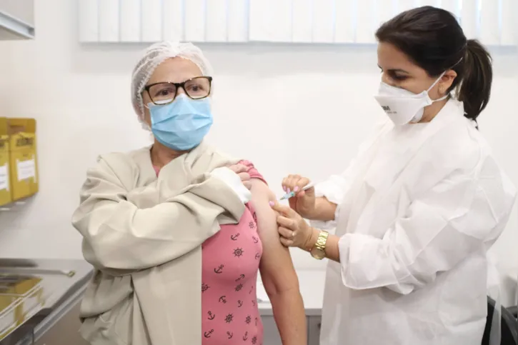 A técnica de enfermagem Onofra Tavares, 65, foi a primeira vacinada contra Covid em Cambé