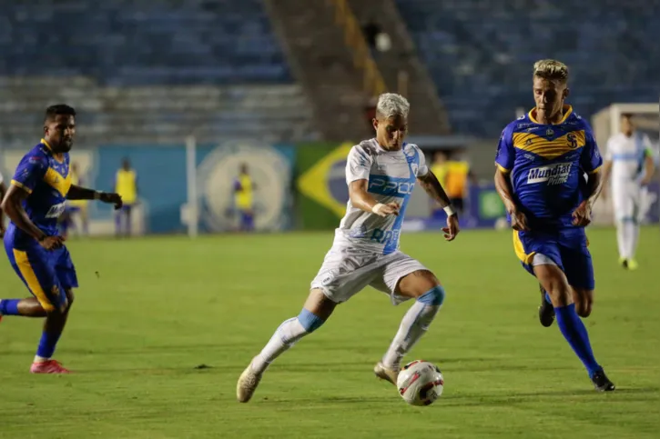 Vitória sobre o São-Joseense mantém o LEC na liderança do Paranaense 