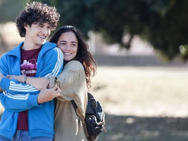 "Eduardo e Mônica" interpretados por Gabriel Leone e Alice Braga: química cinematográfica para celebrar um amor que virou música nos anos 80 