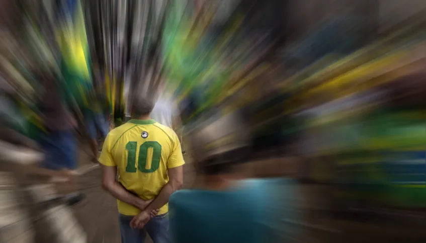 A camisa amarela da seleção brasileira começou a marcar presença em protestos políticos a partir de 2013