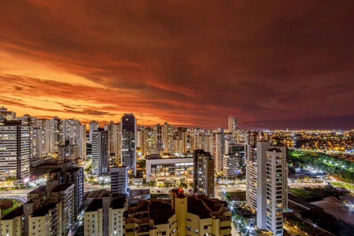 Céu de Londrina na tarde do primeiro dia de fevereiro de 2022. Vista da Gleba Palhano