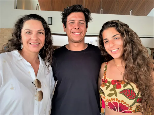 

Daniela Montemor com Guilherme Brizuela e Laura Montemor 

