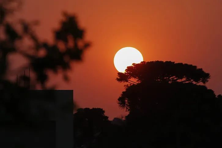 Imagem ilustrativa da imagem 'Onda de calor' não será tão intensa no Paraná, aponta Simepar