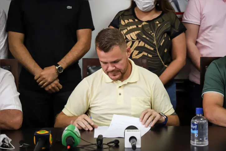 O prefeito Marcelo Roque durante a assinatura da lei da Tarifa Zero. 