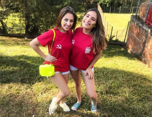 Gabriela Fernandes à esquerda e Laís Magalhães, vestiam camisetas personalizadas da Seleção Brasileira na copa de 2018 e pretendem utilizá-las novamente este ano