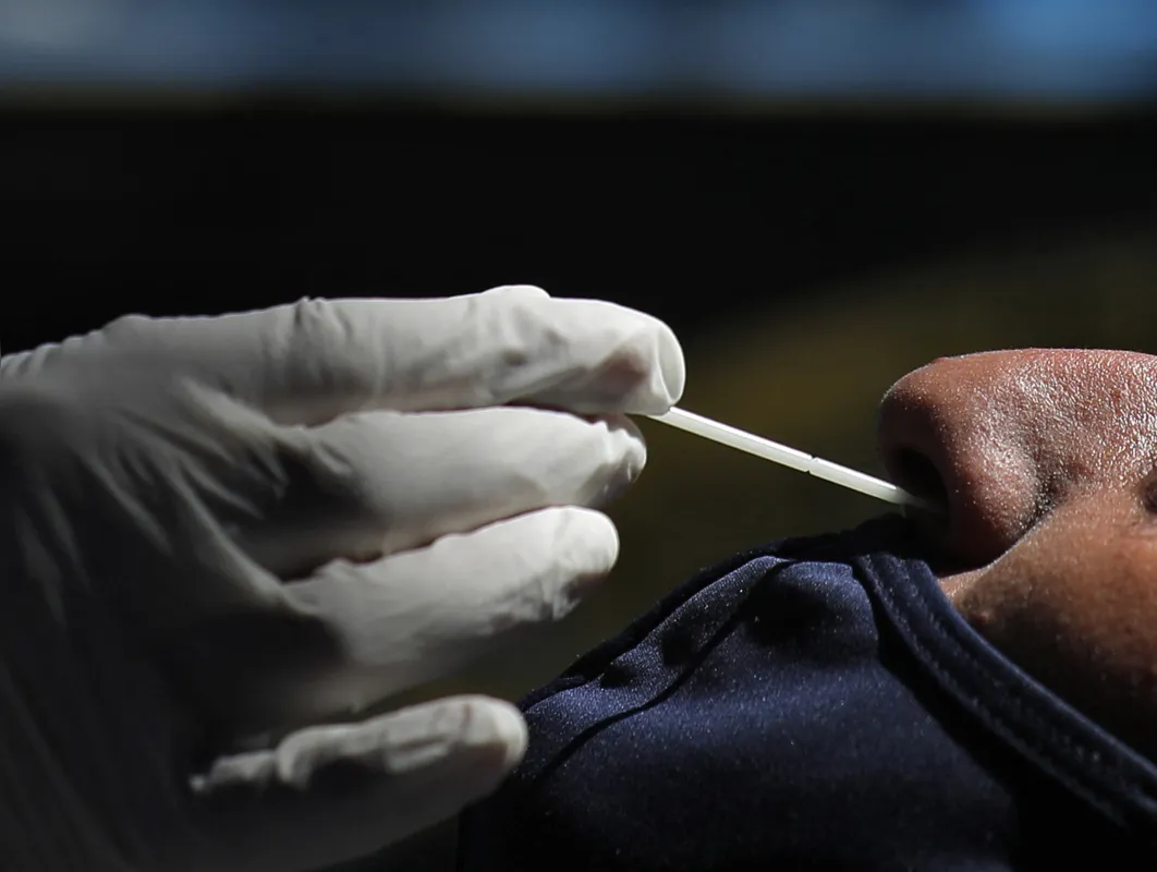 O tempo de licença por contaminação pelo coronavírus é contado a partir do primeiro dia de sintomas ou da realização do teste 