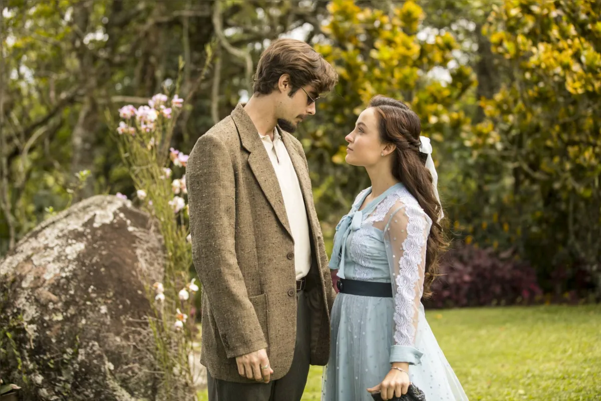 Elisa (Larissa Manoela) e Davi (Rafael Vitti) são os protagonistas da nova trama da Rede Globo