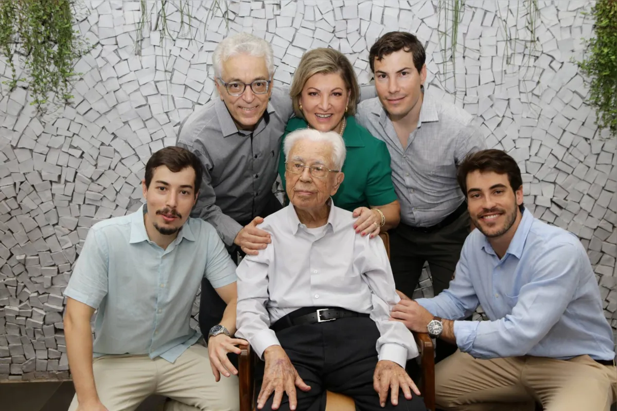 O aniversariante com Mara e Luiz Fernando Kalinowski com Luiz Gustavo, Fernando Henrique e Rodrigo 
