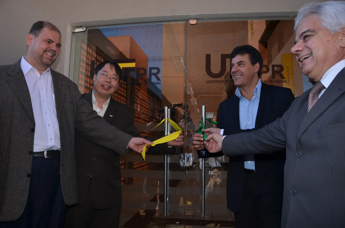 Alex Canziani, então deputado federal e o Governador Beto Richa celebram inauguração do campus Londrina