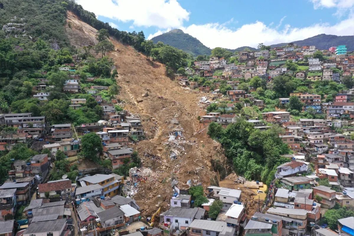 Vista aérea de área afetada pelos deslizamentos da chuvas que castigaram Petrópolis- RJ (17-02-2022)
